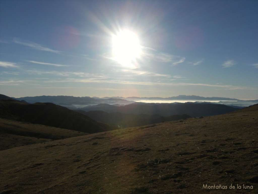 Coll de La Creueta, 1.888 mts., al fondo derecha el Montseny