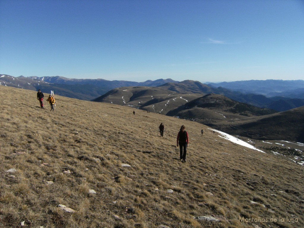 Delante Irene caminando por la llana cima del Puigllançada