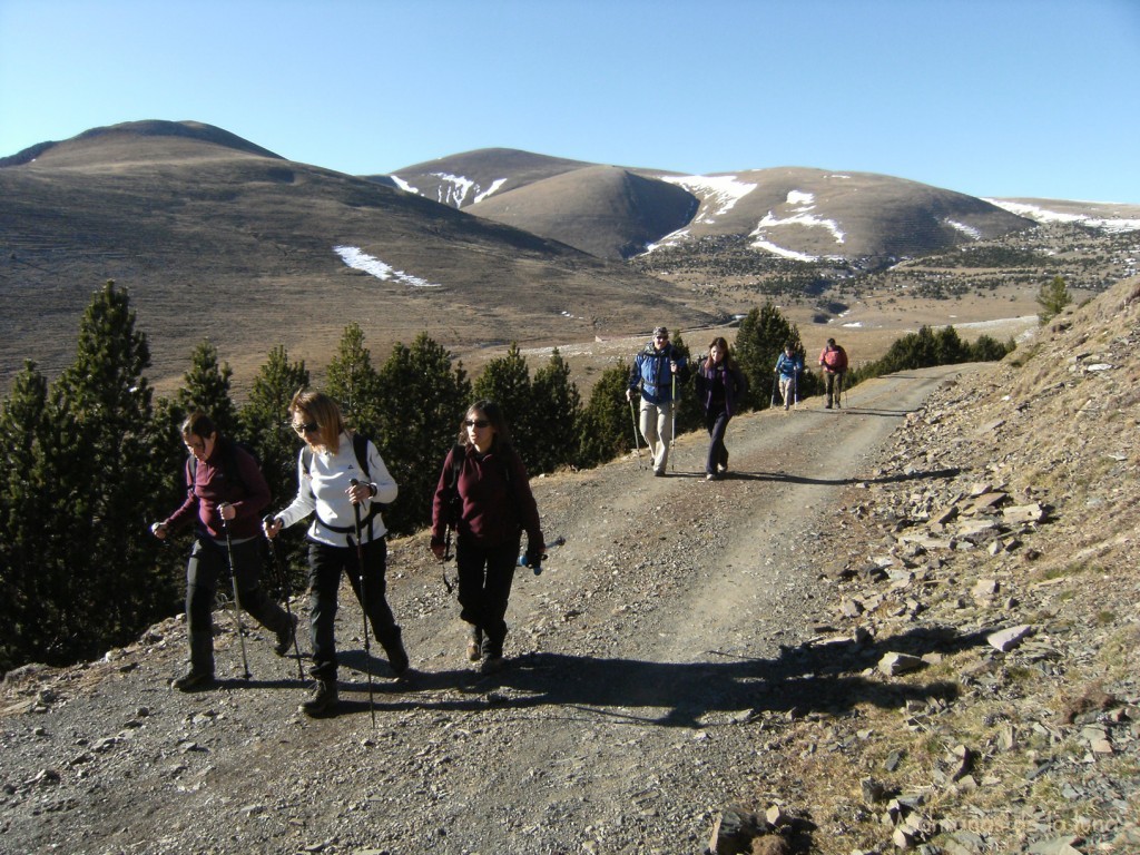 Atrás queda el Puigllançada, delante Sonia, Anna y Ana