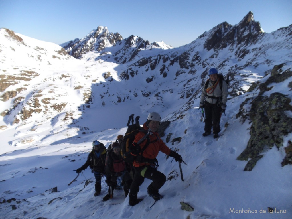 Delante Francesc y Pili arriba del segundo corredor