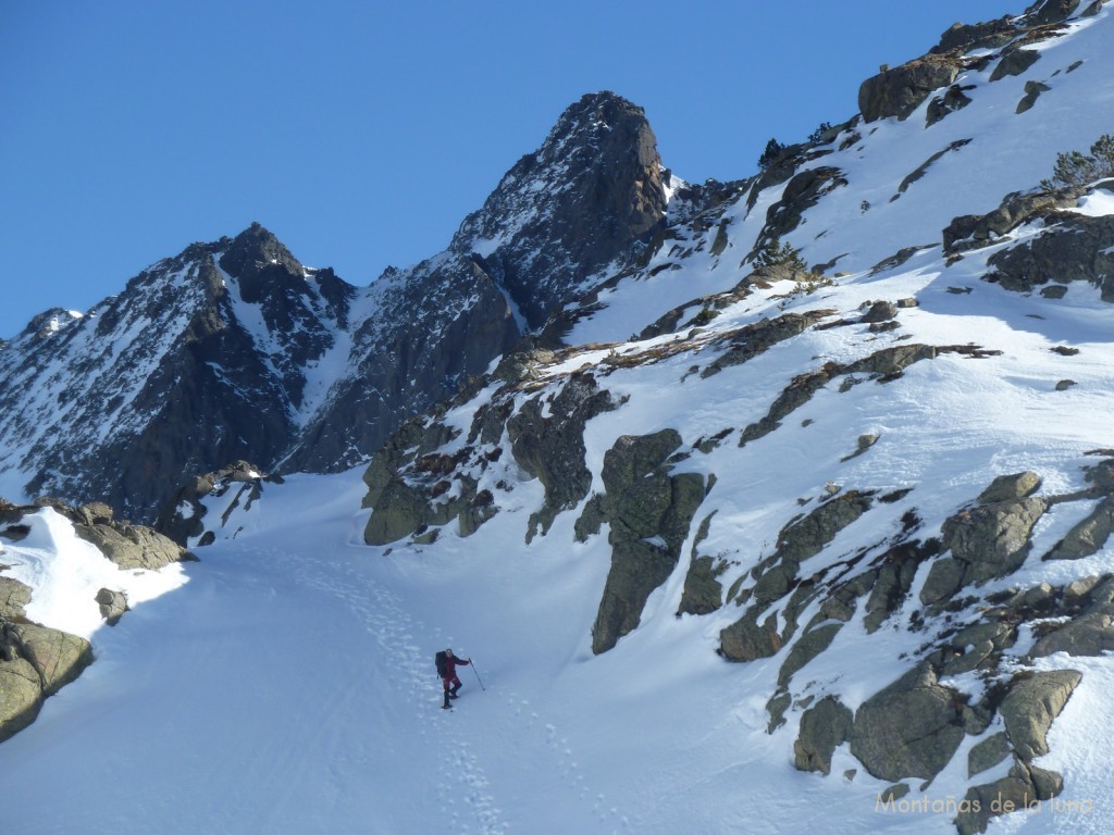 Joaquín llegando al Refugio de Juclar, detrás se asoma el Pic d'Escobes