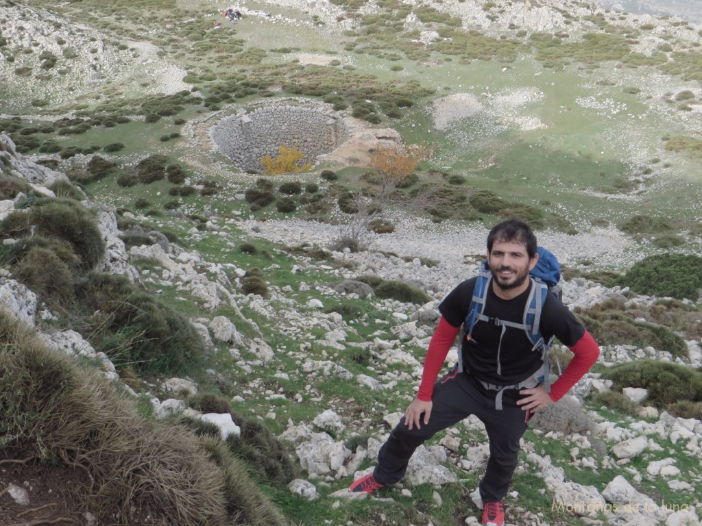 Vicente llegando a la cima del Pla de La Casa y detrás el Pozo de Nieve del Pla de La Casa