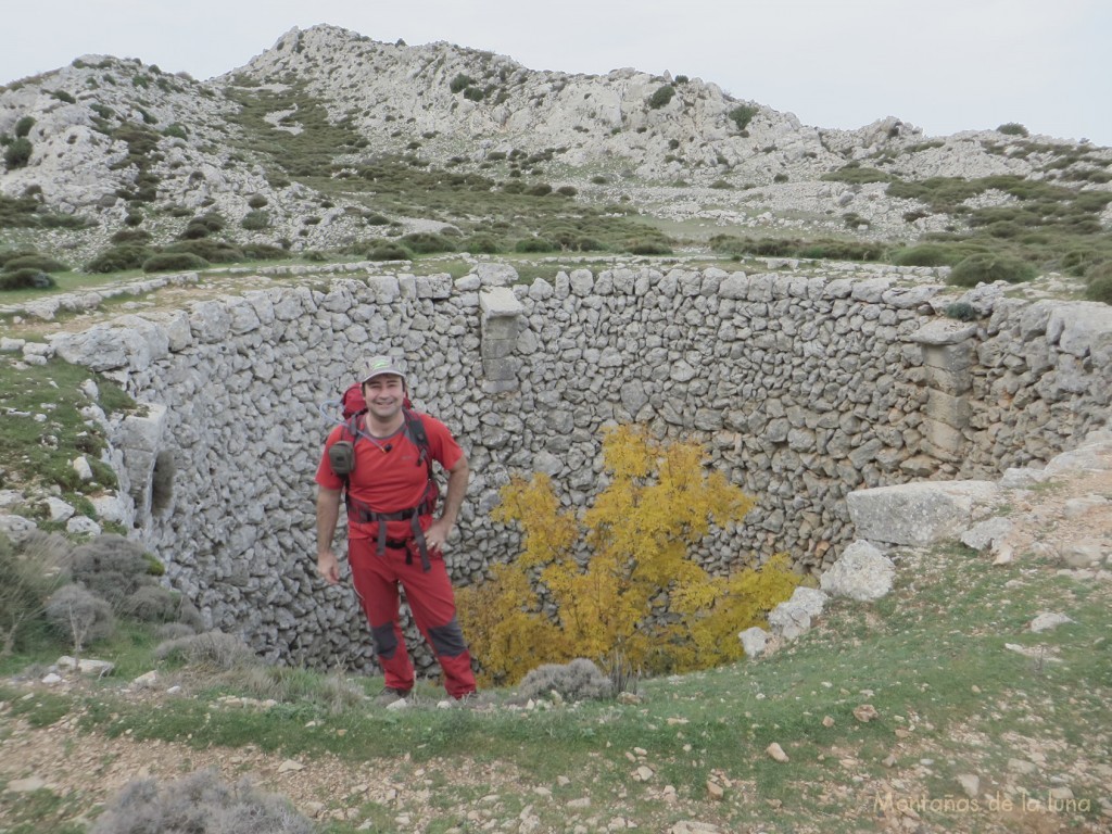 Joaquín junto al Pozo de Nieve en el Pla de La Casa