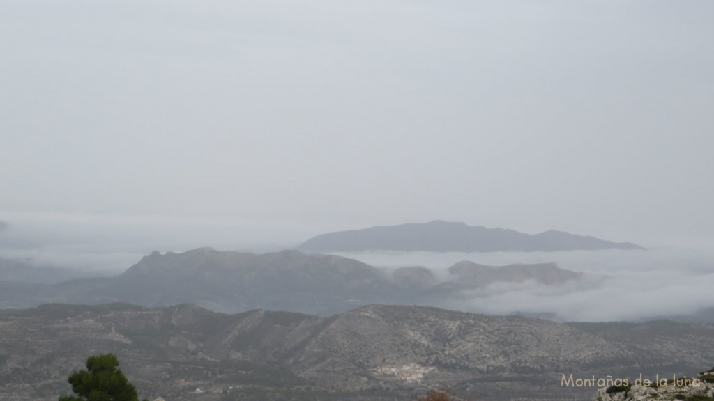 Al fondo La Safor, en medio La Foradá, delante el pueblo de Tollos en la Sierra de l'Almudaina