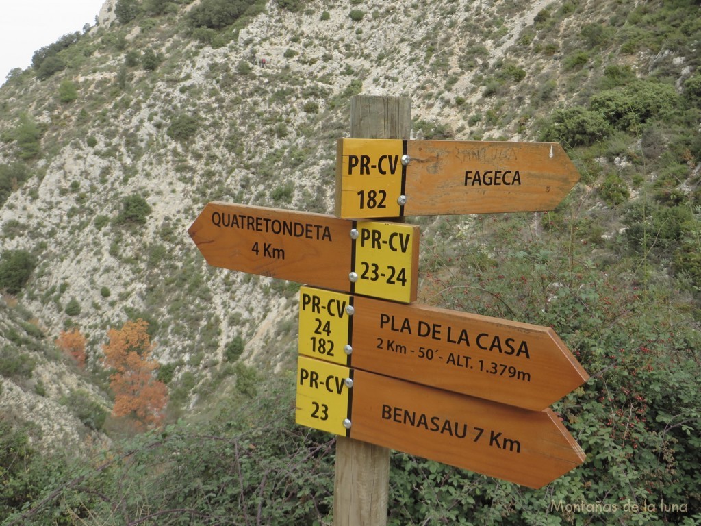 Poste indicador de recorridos en la Font Roja