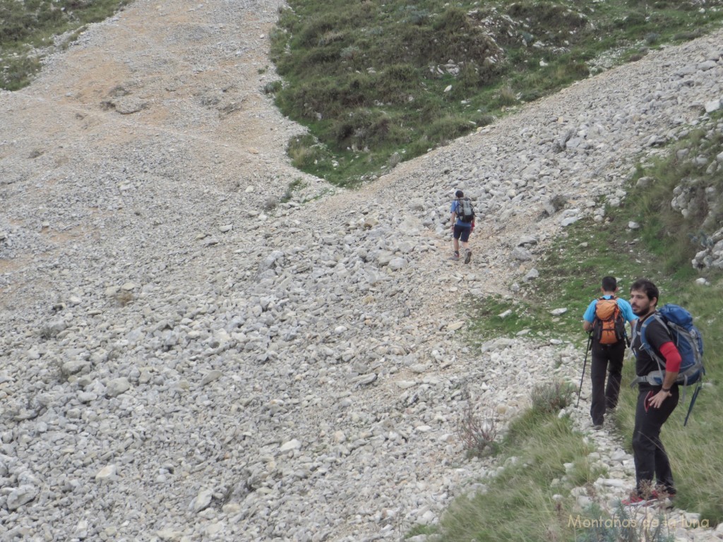 Cruzando canchales, delante Vicente