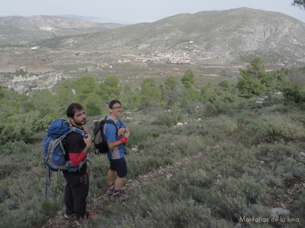 Vicente y Jesús camino de Fageca en el centro bajo la Sierra d'Alfaro