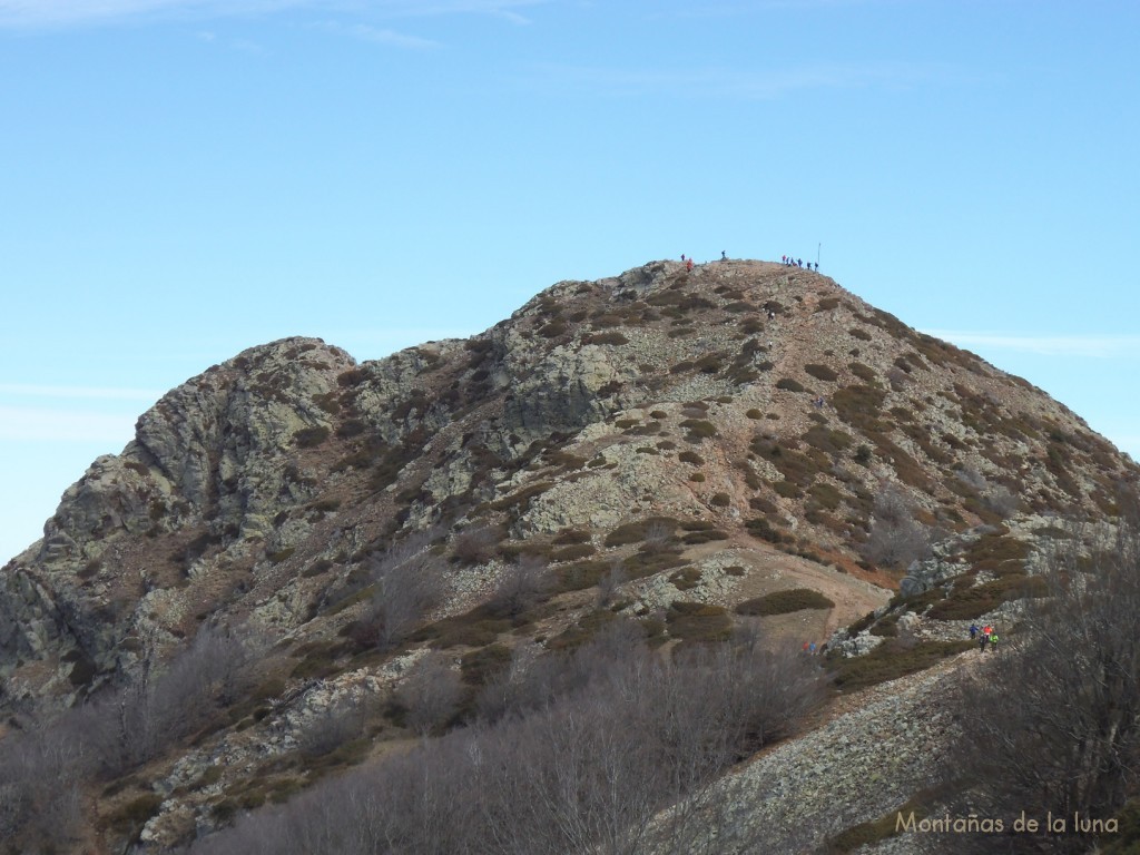 Arriba la cima de Les Agudes y abajo el Coll de Les Agudes