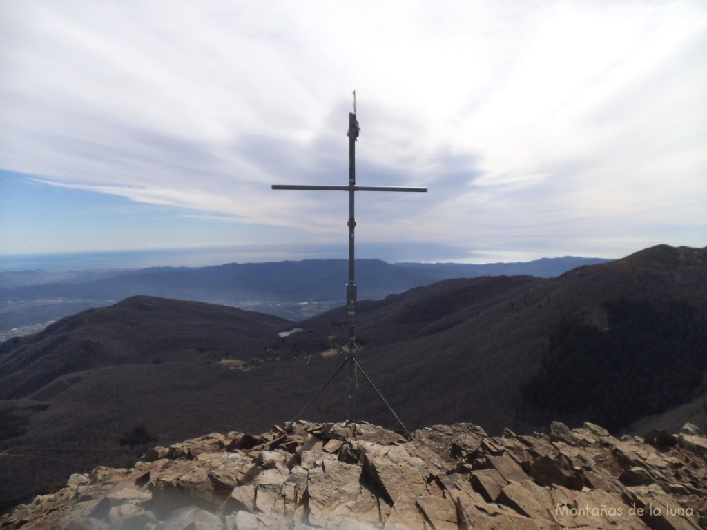 Cima de Les Agudes, 1.706 mts., detrás el Pantá y hayedo de Santa Fe