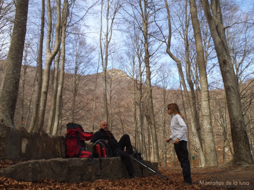 Anna y Josep en la Font de Passavets, al fondo queda Les Agudes