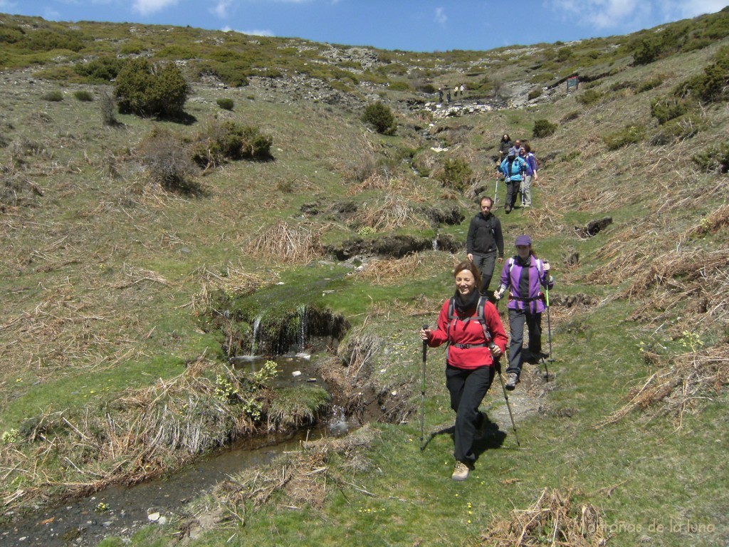 Bajando junto al arroyo que se convertirá en el Torrent dels Rentadors. Delante Xenia y detrás dejamos las Fonts Freda y de La Rosa