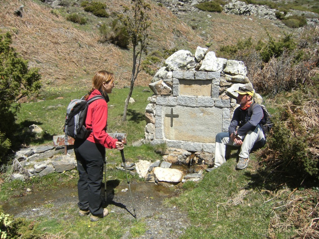 Ángel y Xenia junto a la Font dels Bisbes