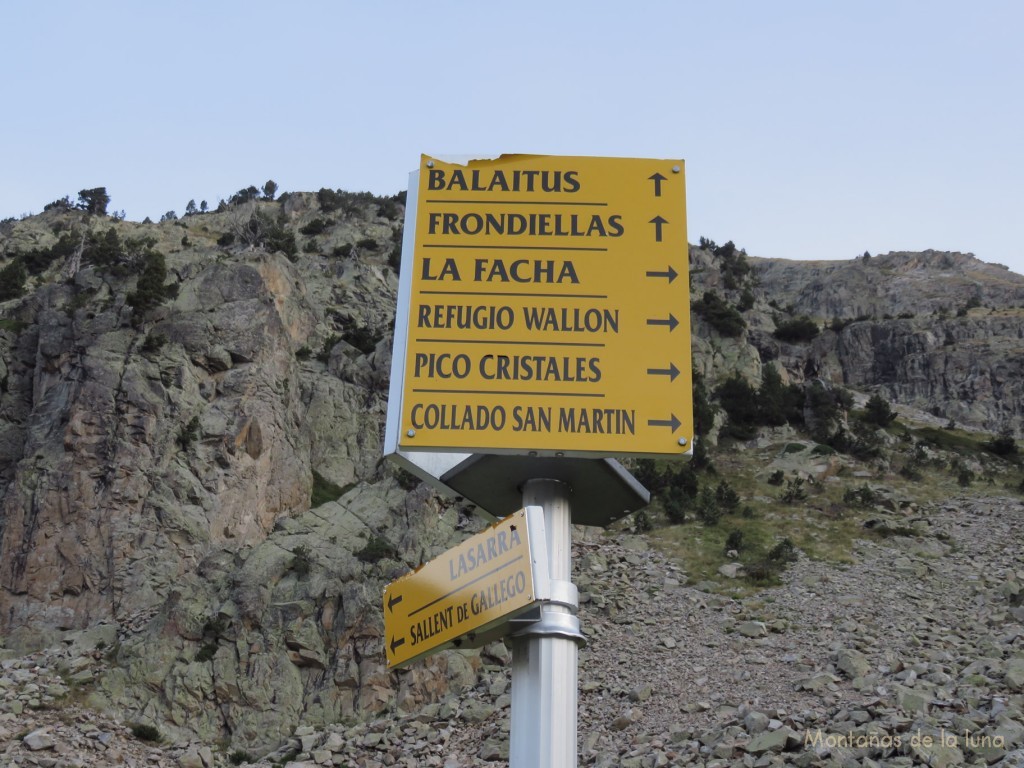 Carteles indicadores al salir del Refugio de Respomuso