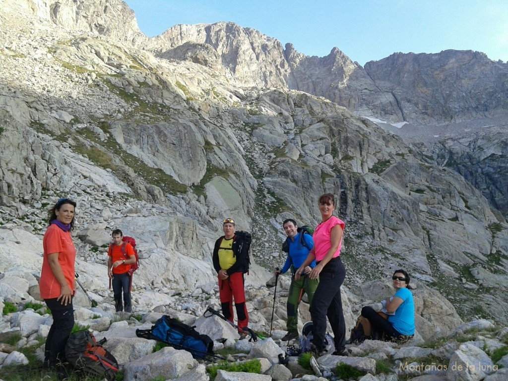 Descanso en la marcha. De izquierda a derecha: Juany, Antoni, Francesc, Joaquín, Olga y Txell