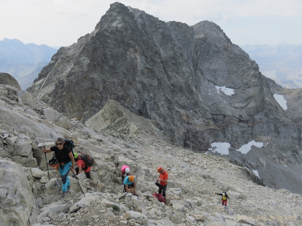 Delante Rosa subiendo a la cima del Balaitous, detrás Los Frondellas