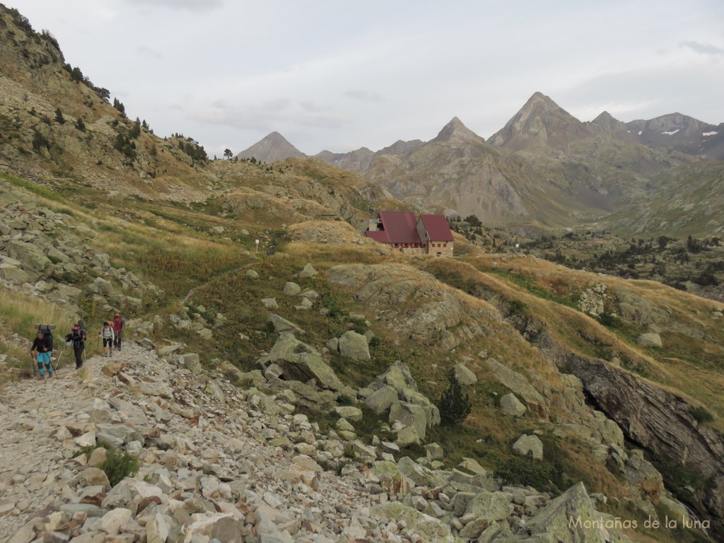 Atrás queda el Refugio de Respomuso y el picudo Pico de Llena Cantal