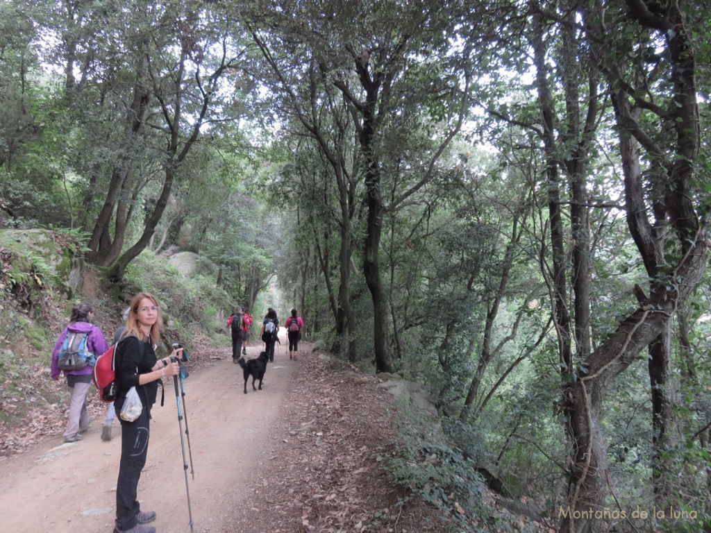 Camino de bajada a Sant Martí de Montnegre, delante Anna