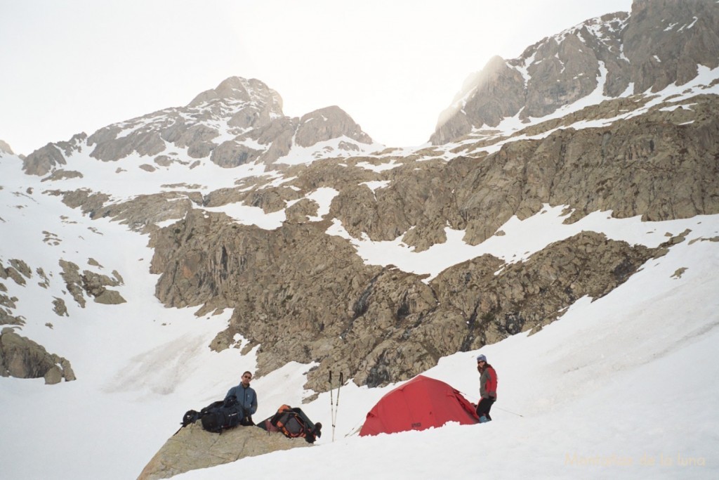 Campamento en la Mallata Alta de Las Argualas, arriba el Argualas