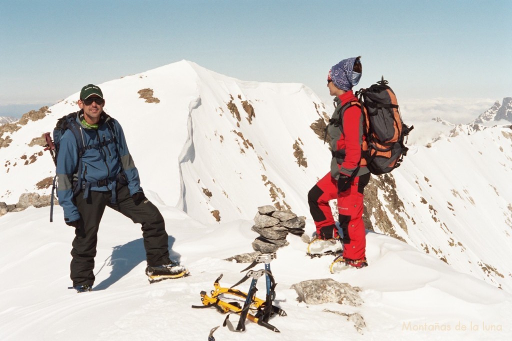 Jesús y Oli en la cima del Infierno Oriental, 3.079 mts. detrás el Infierno Central