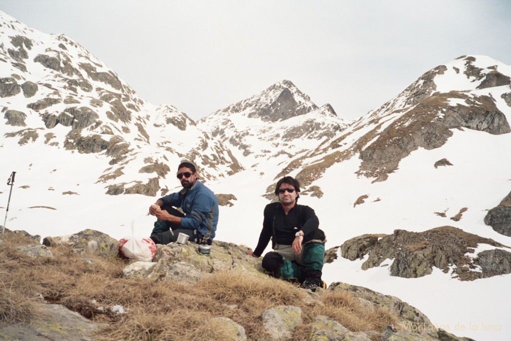 Jesús y Joaquín comiendo y tomando café después de bajar del Gran Facha (detrás), camino del campamento