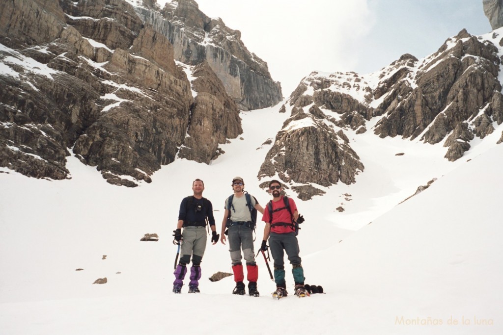 Tomás, David y Jesús en el comienzo de la subida al Collado de Cachivirizas