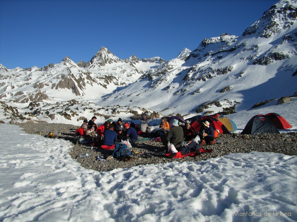 Comiendo en el campamento junto al Embalse de Respomuso