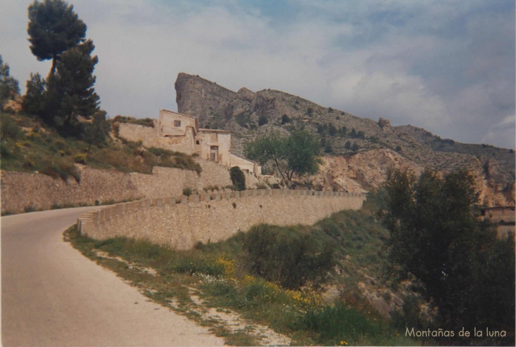 Carretera a Banyeres por arriba de Alcoy y al fondo el Pic de Les Àguiles