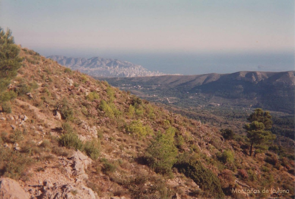 Camino de la Font del Molí vemos Benidorm y su isla a la derecha