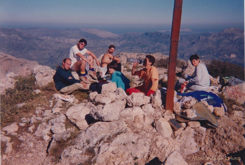 Cima del Puig Campana, 1.409 mts. de izquierda a derecha: desconocido, Miguel Ángel, El Pali, María Jesús, Francisco José, Francisco Ramón