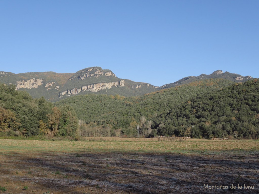 Sierra de Les Finestres desde Sant Aniol de Finestres, a la izquierda el Puig Sallança y a la derecha el Castell de Finestres