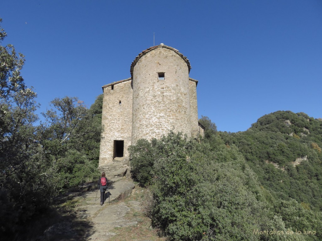 Anna llegando a Santa María de Finestres