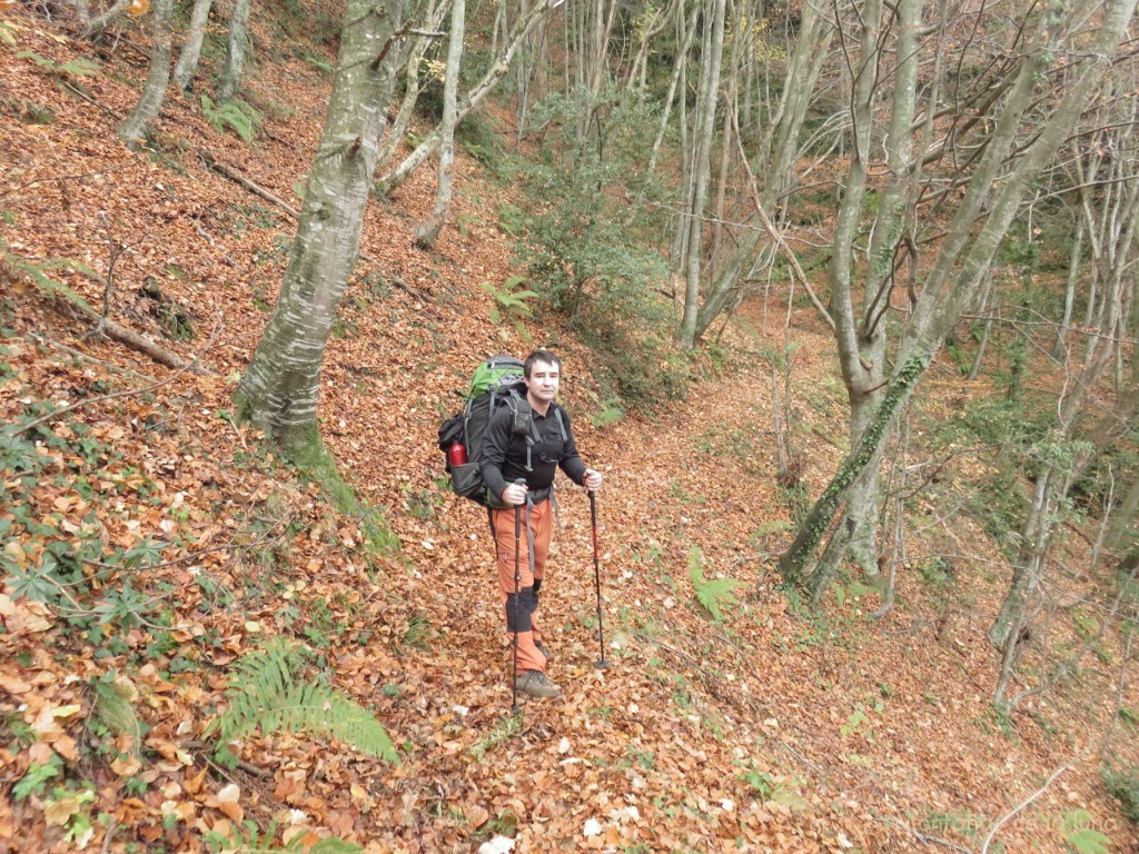 Joaquín camino de Font Pobra en la Sierra de Les Finestres