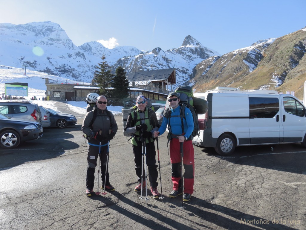 Josep, Toni y Joaquín en el parking del Anayet de Formigal