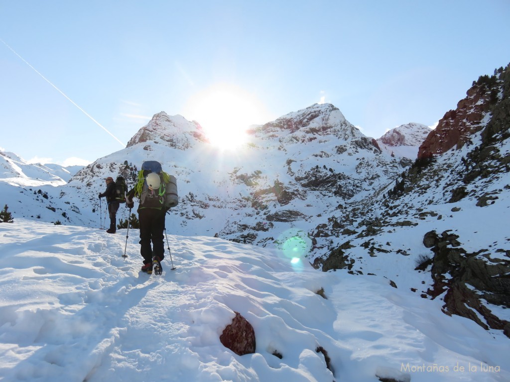 Delante el Pico Lapazuso a la izquierda y el Pico O Cantal o Royo a la derecha