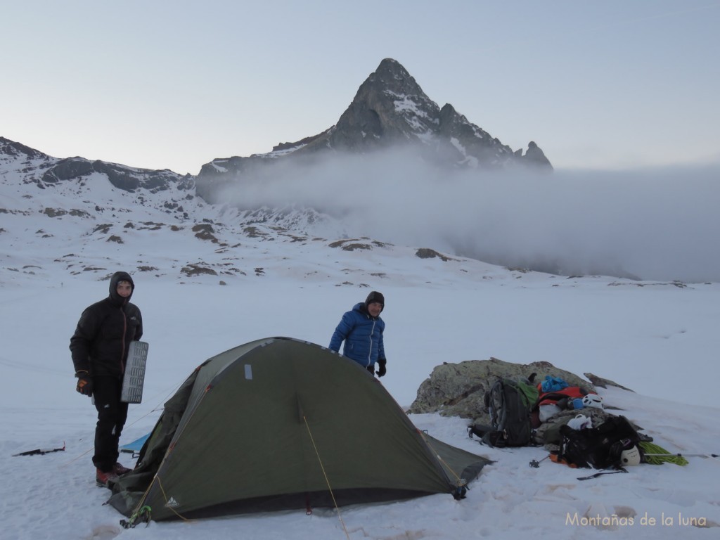 Toni y Josep en el campamento en las orillas de un ibón de Anayet