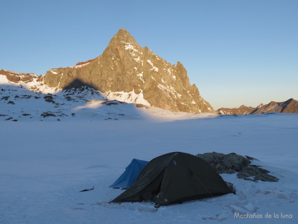 Amanece en el Pico de Anayet desde el campamento