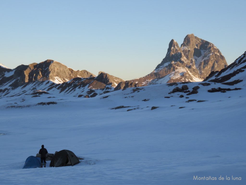 A la izquierda el campamento y al fondo el Pic du Midi d'Ossau