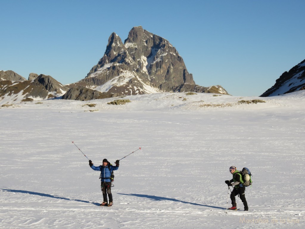 Josep y Toni camino del Cuello de Anayet desde los Ibones de Anayet, al fondo el Pic de Midi d'Ossau