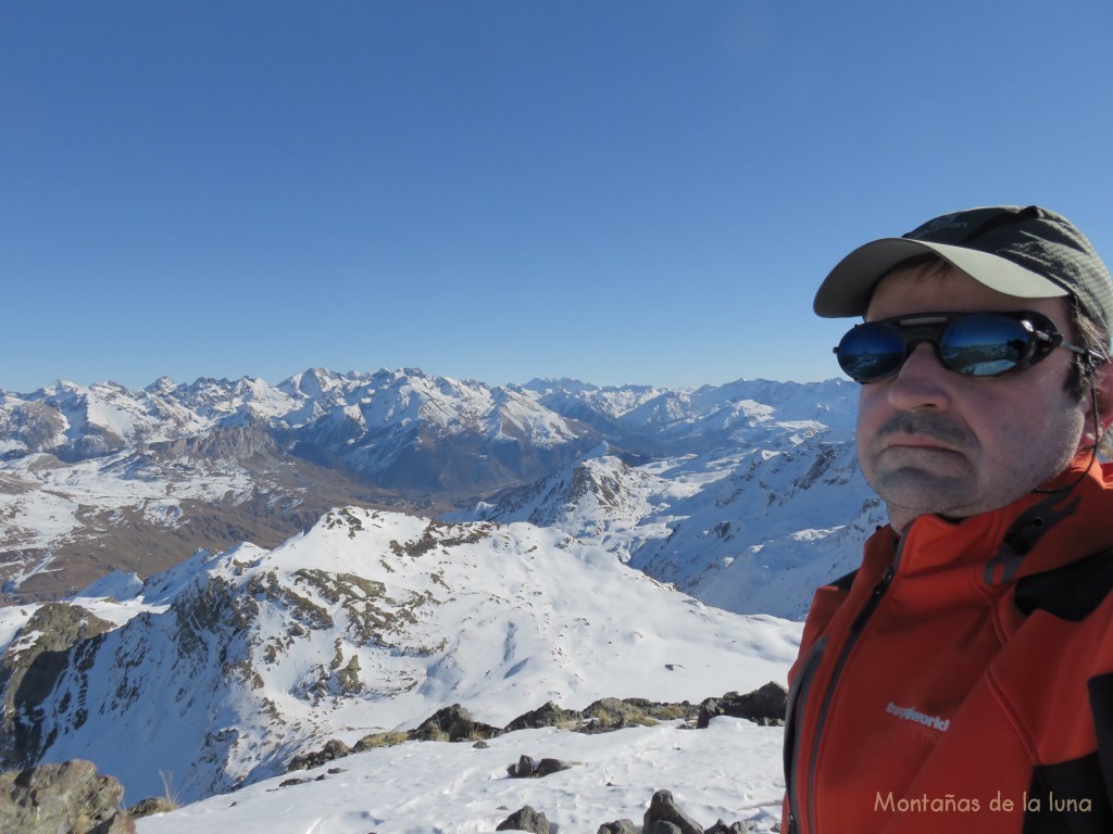 Joaquín en la cima del Pico de Anayet, 2.574 mts., detrás zona del Gran Facha, Panticosa, Los Infiernos en el centro e izquierda