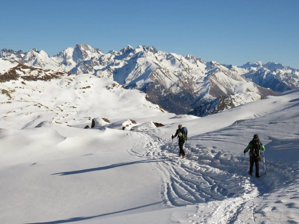 Camino del campamento, Los Infiernos en el centro izquierda y se aprecia el Marboré y Monte Perdido al fondo derecha