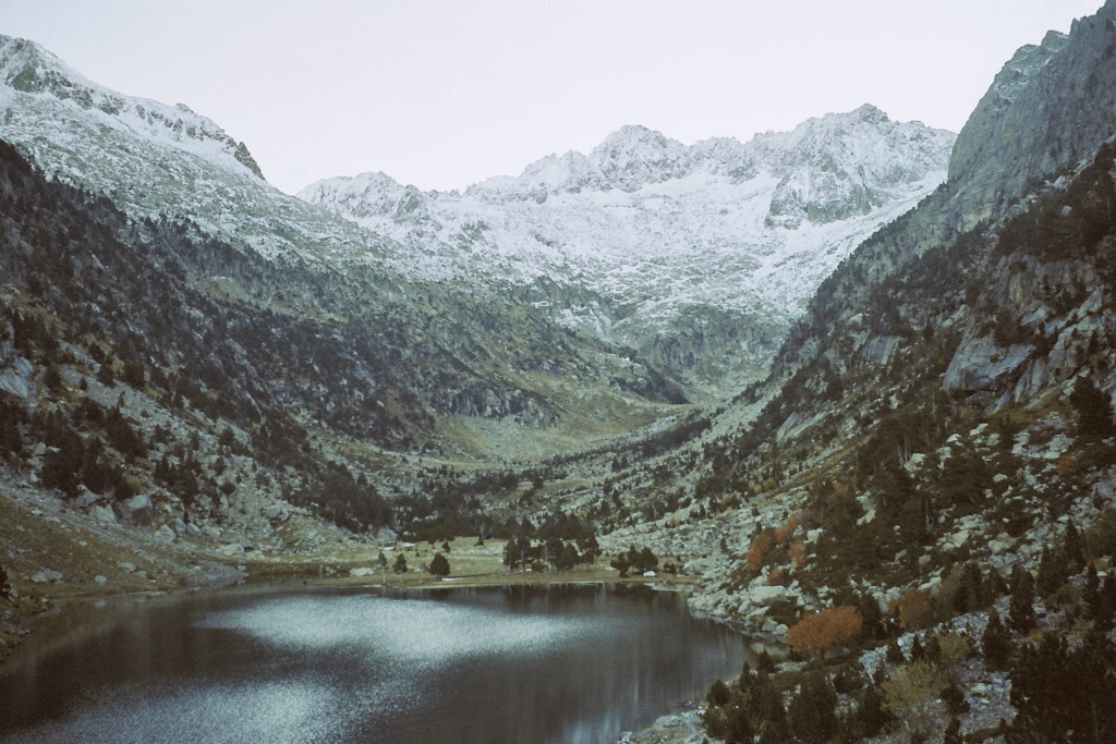 El Estany de Besiberri y al fondo los Besiberris