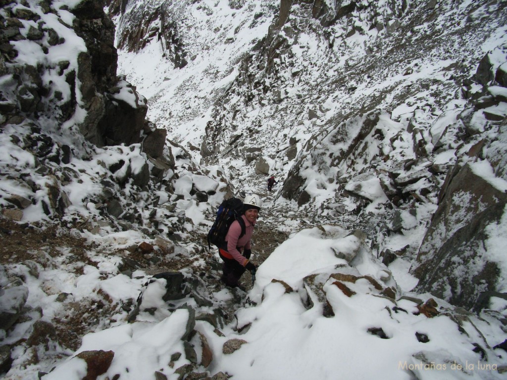 Sara bajando de la Colladeta d’Avellaners