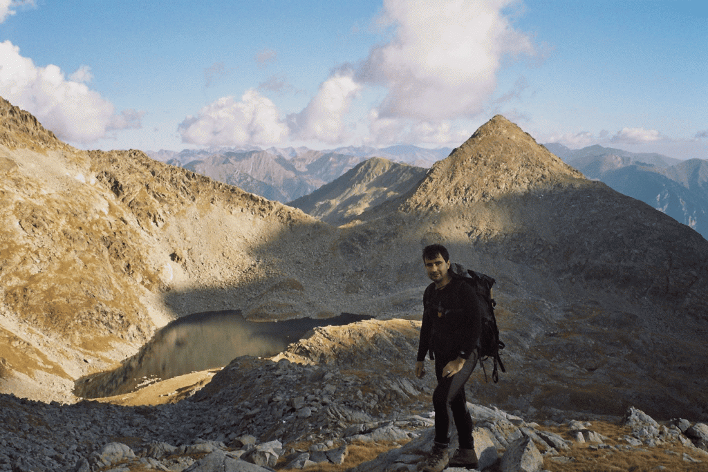 Joaquín y detrás el Estany del Cap de LLauset y el Pic de La Solana de Llauset