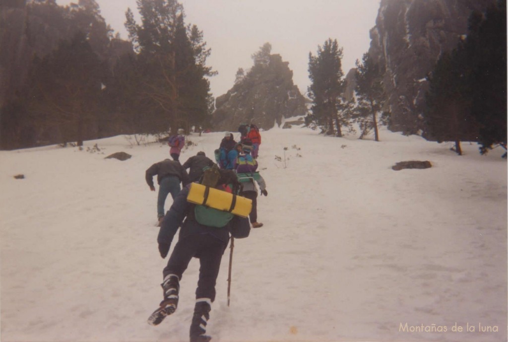 Subiendo la pala en uno de los laterales de la Laguna Negra de Urbión