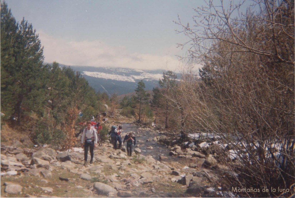 Delante Pepe Díaz, Juan "tripilla", Ballester junto al Río Revinuesa, al fondo la Sierra Cebollera