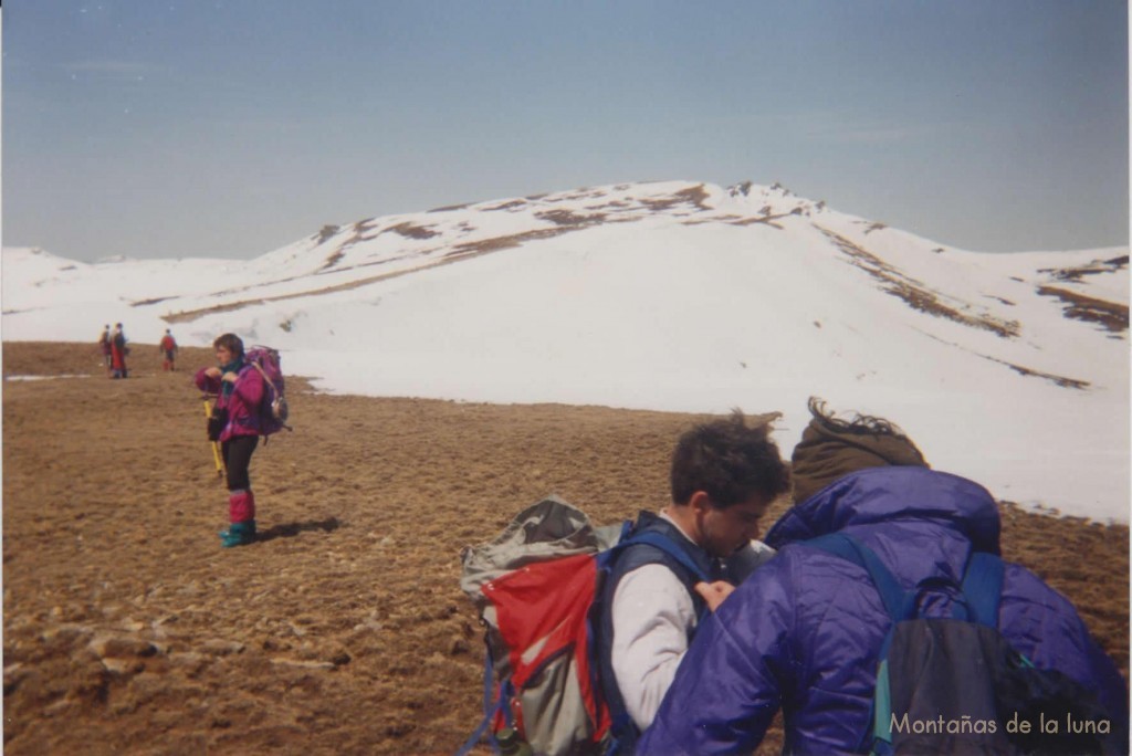 A la izquierda Víctor Berná en el cordal cimero hacia el pico Llanos de La Sierra, detrás de éste asoma el Urbión