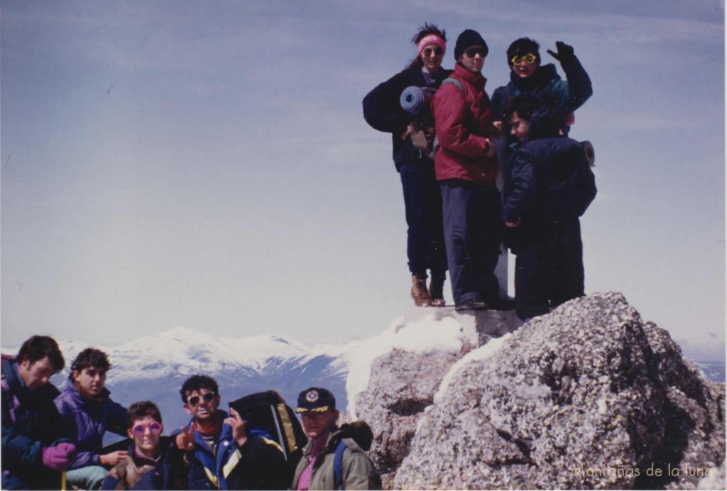 Cima del Urbión, 2.228 mts. Arriba levantando la mano, Joaquín. Al fondo el San Lorenzo en la Sierra de La Demanda