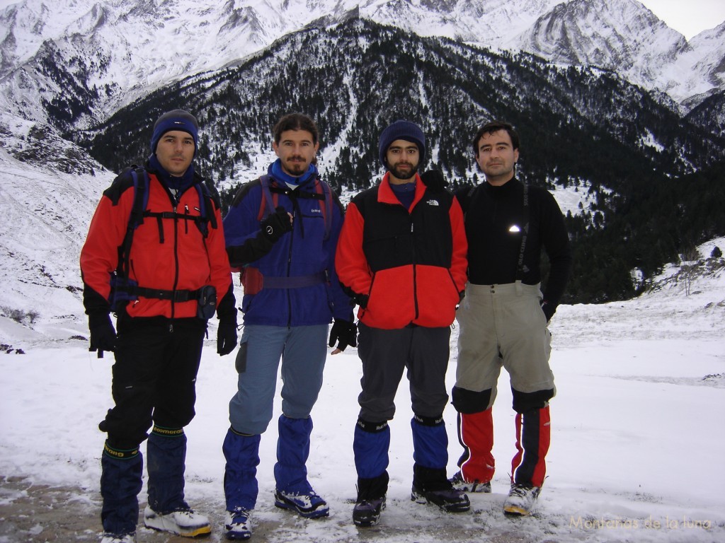 De izquierda derecha Quique, Juanito, Trino y Joaquín en la puerta del Refugio de Viadós con el macizo del Posets detrás