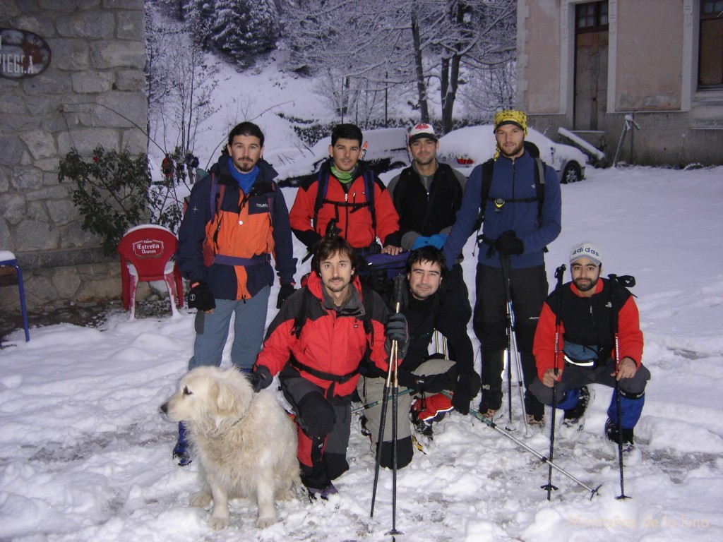 De izquierda a derecha: Juanito, David, Quique, Joaquín, Víctor, Javi y Trino en la puerta del Refugio Casa de Piedra