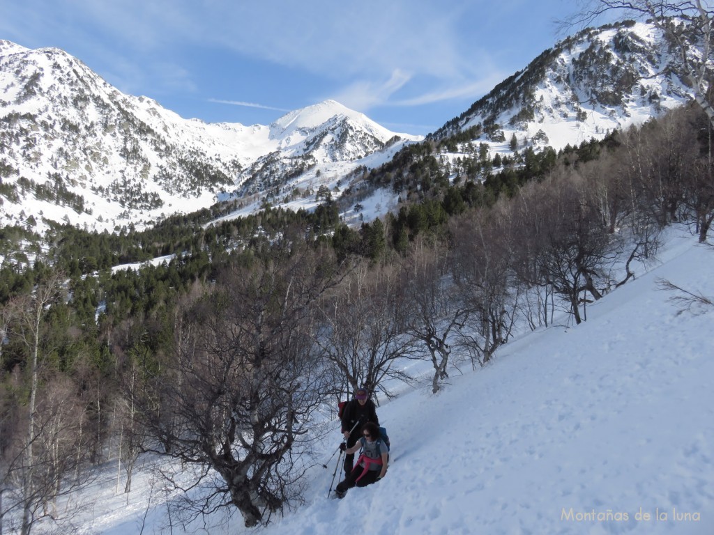 Fina y Jordi subiendo a l'Estanyó en la Vall de Sorteny